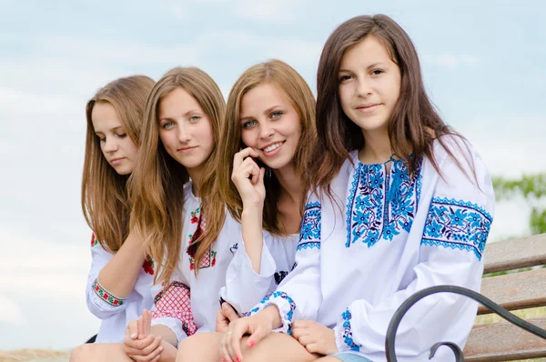 Vier glückliche Teenager-Mädchen stehen Schlange — Stockfoto