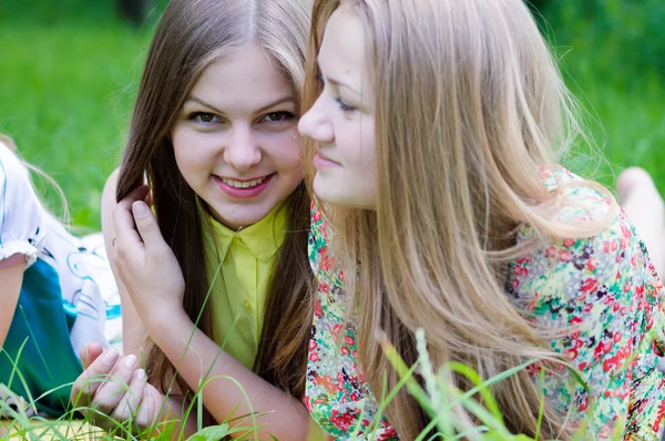 Mooie meisjes liggen op gras — Stockfoto