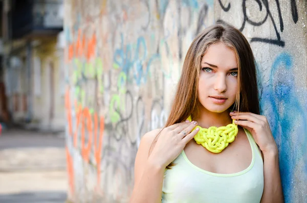 Cerrar retrato de hermosa mujer de moda elegante pelo rubio chica que se divierte sonriendo suavemente y mirando a la cámara en la pared de graffiti ciudad verano urbano o primavera al aire libre copiar el espacio de fondo —  Fotos de Stock