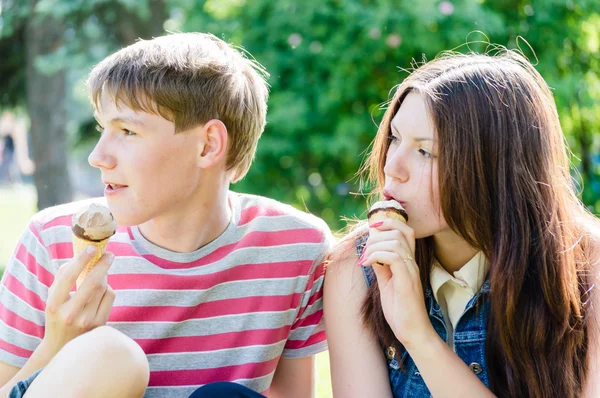 Happy teen couple eating ice cream — Stock Photo, Image