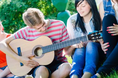 gitar çalmak arkadaş grubu