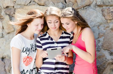 Tablet PC'de yazarak üç kız