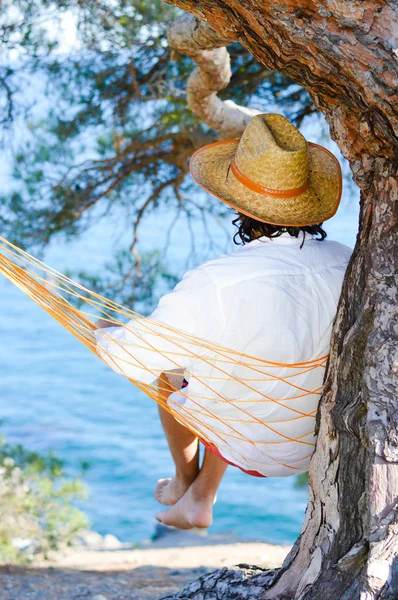 Homme assis dans un hamac — Photo