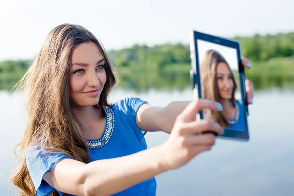 Tablet pc에서 selfie 사진 그림을 만드는 아름 다운 소녀 — 스톡 사진