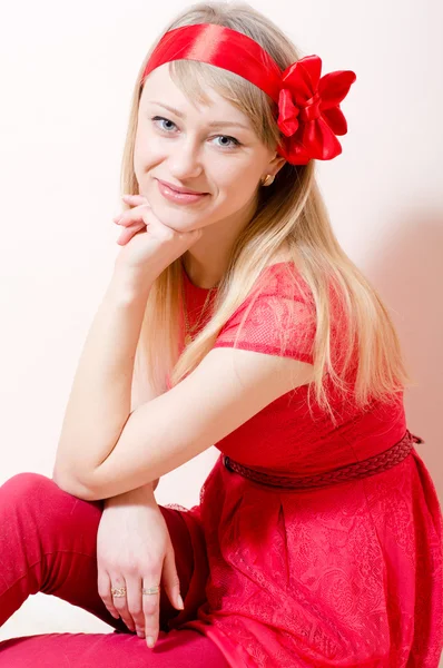 Kép édes csábító szőke fiatal nő pinup lány piros szórakozás ülő hajlik a keze, a térd, boldog mosolygó & látszó-nél fényképezőgép fehér másolás hely háttérben portré — Stock Fotó