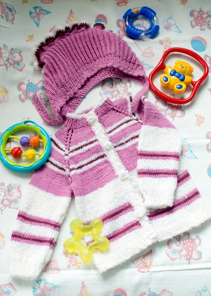 Obraz strony dzianiny kapelusz & sweter otoczone zabawki na tło światło kopii dziecka — Zdjęcie stockowe