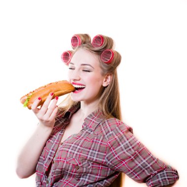 Sosisli sandviç yeme pinup kız