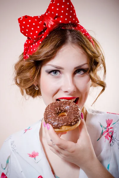 Pinup menina comer donut e feliz sorrindo — Fotografia de Stock