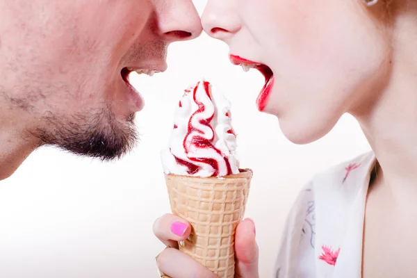 Pareja comiendo un cono de helado — Foto de Stock