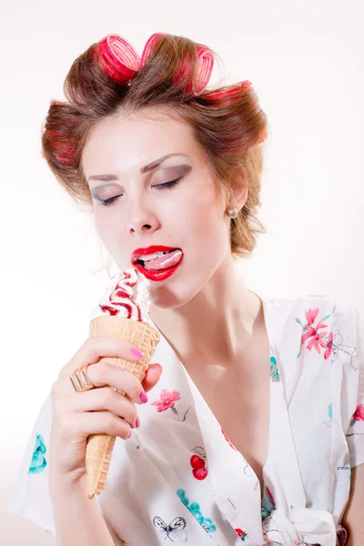 Menina comer sorvete cone — Fotografia de Stock