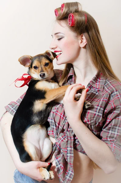 Pinup ragazza con cagnolino tra le braccia — Foto Stock