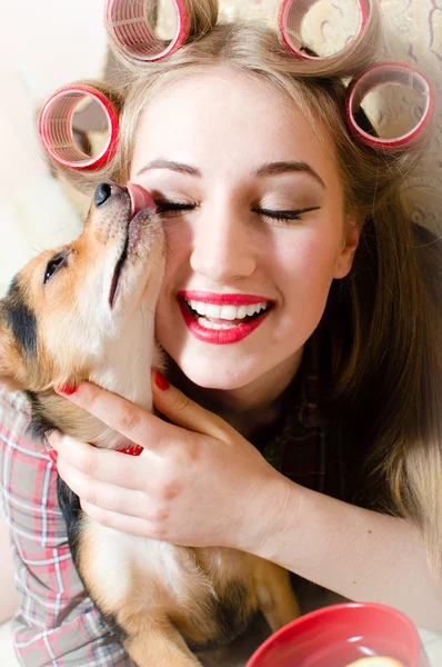 Kadın kollarında küçük köpek ile sarılma — Stok fotoğraf
