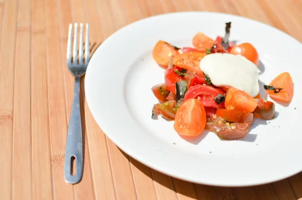 Tomato salad with sour cream sauce — Stock Photo, Image