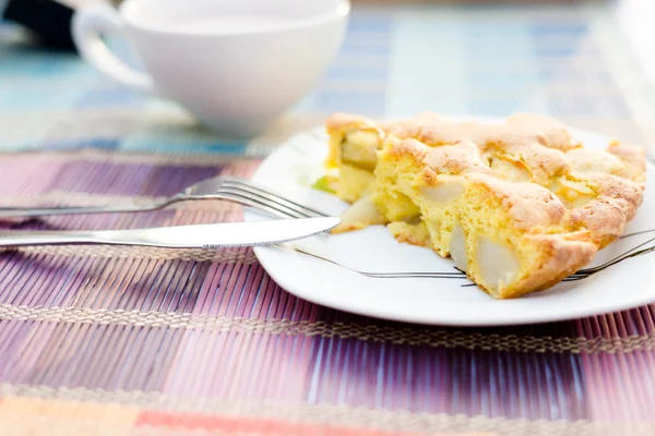 Pedaço de torta de maçã de biscoito saboroso e xícara de cacau quente — Fotografia de Stock