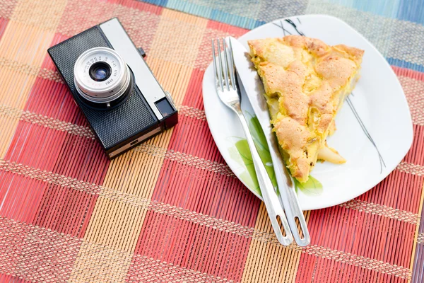 Pezzo di gustosa torta di mele biscotto, tazza di cioccolata calda e macchina fotografica retrò — Foto Stock