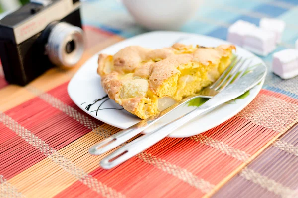 parça bisküvi lezzetli apple pie, fincan sıcak çikolata ve retro fotoğraf makinesi