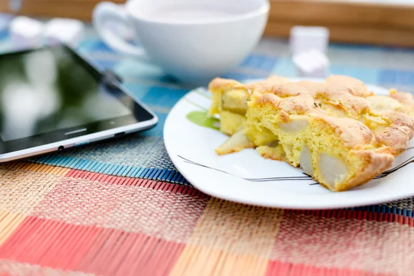 Parça bisküvi lezzetli apple pie, fincan sıcak çikolata ve tablet — Stok fotoğraf