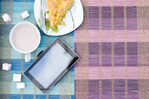 Stuk van biscuit Appeltaart, cup van cacao en Tablet PC — Stockfoto