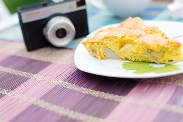 Pezzo di gustosa torta di mele biscotto e fotocamera retrò foto — Foto Stock