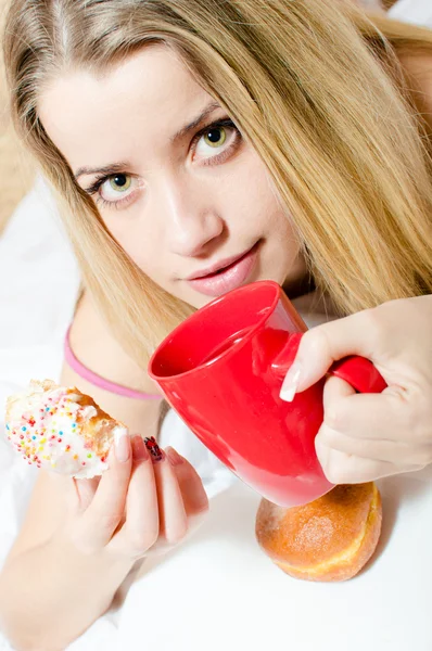 Mujer mordiendo color glace donut —  Fotos de Stock