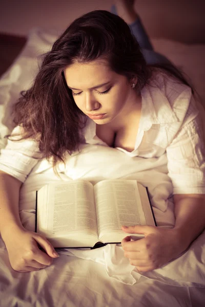 Jeune femme couchée sur le lit — Photo