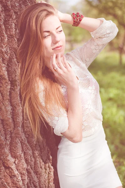 Mujer posando en el árbol sensualmente sonriendo suavemente —  Fotos de Stock