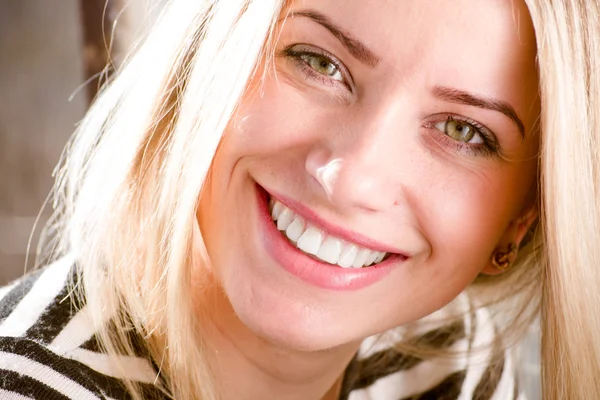 Zöld szemű lány mosolyogva kamera — Stock Fotó