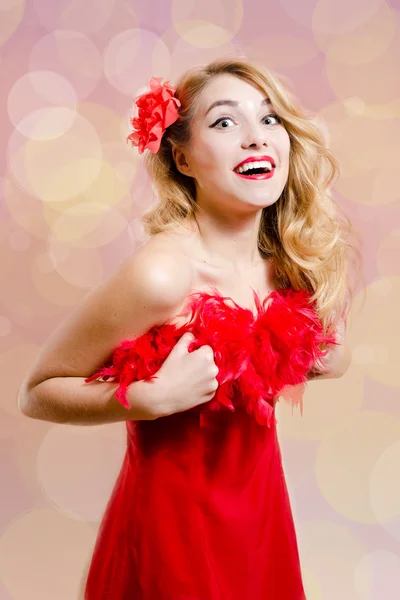 Pinup senhora feliz sorrindo em vestido vermelho — Fotografia de Stock