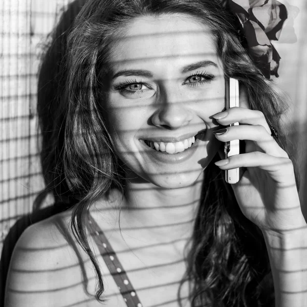 Ung kvinna med rörlig cell telefonerna — Stockfoto