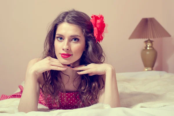 Pinup menina relaxante na cama — Fotografia de Stock