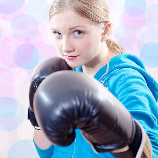 Mädchen mit blauer Kapuze und Handschuhen zum Boxen — Stockfoto