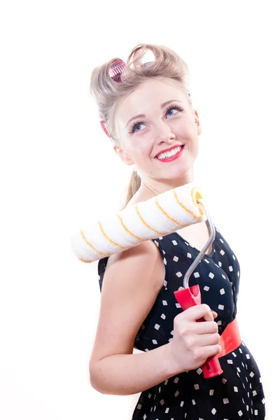 Pinup-Mädchen bemalen Wand mit Roller — Stockfoto