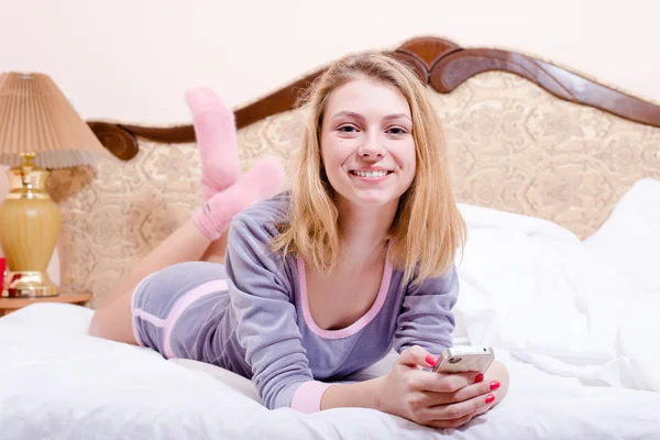 Jovem relaxante deitada na cama — Fotografia de Stock