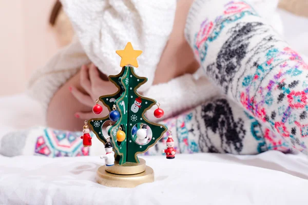 Árbol de juguete de Navidad en manos femeninas —  Fotos de Stock