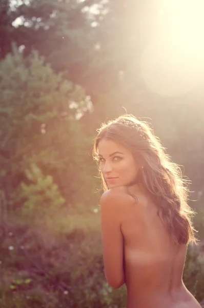 Flicka poserar topless på sommaren — Stockfoto