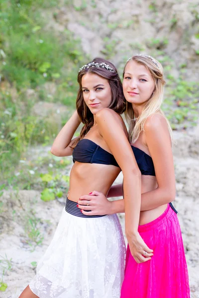 Two girls posing outdoors — Stock Photo, Image