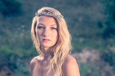 genç kadın giyiyor gümüş diadem