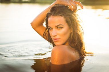 Kız açık havada suda poz