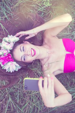 kadın incelikle yeşil çim üzerinde yalan