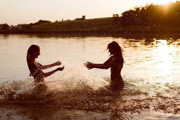 Teenager-Mädchen planschen Wasser in Fluss — Stockfoto