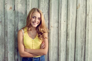rustik ahşap arka plan üzerinde poz kız