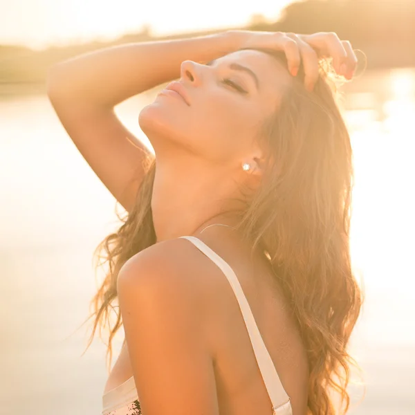 Jeune femme posant en plein air — Photo