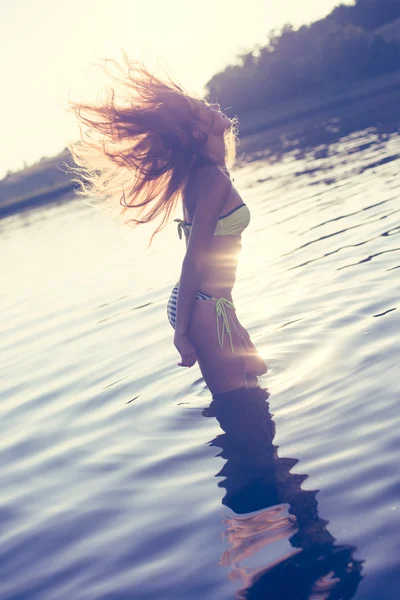 Chica posando en bikini sobre fondo de agua — Foto de Stock