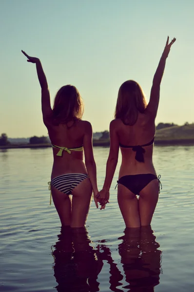 Back view of women in bikini — Stock Photo, Image