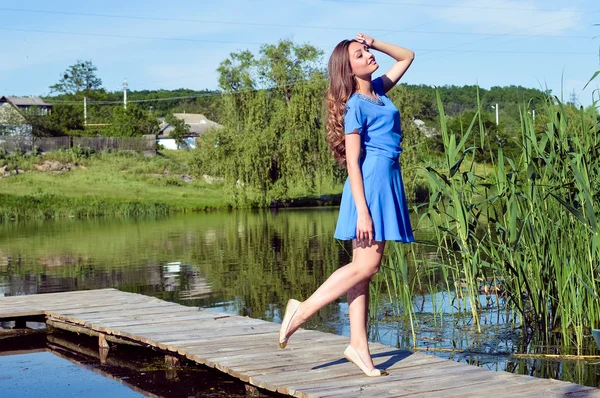 Linda dama relajándose en el muelle del río — Foto de Stock