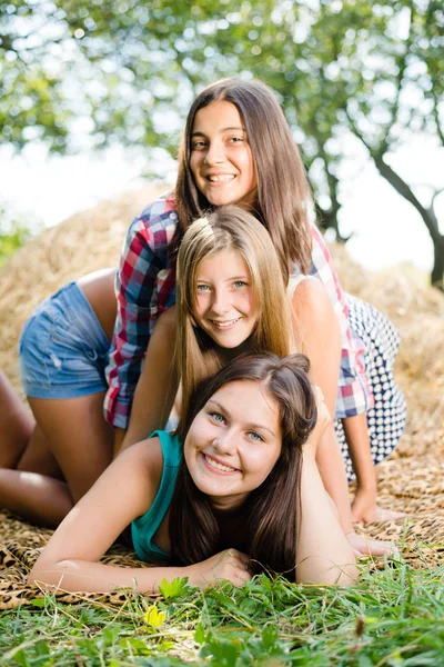 Tres chicas bonitas relajándose al aire libre —  Fotos de Stock