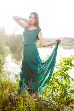 esmer kız otların arasında ayakta