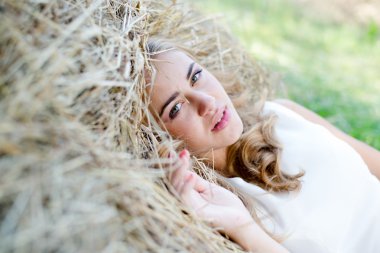 hay atma mavi gözlü güzel kız