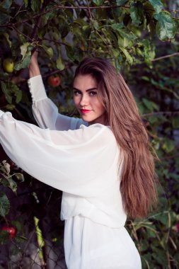 elma bahçesi içinde poz genç kız