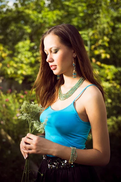 Niña sosteniendo flor — Foto de Stock